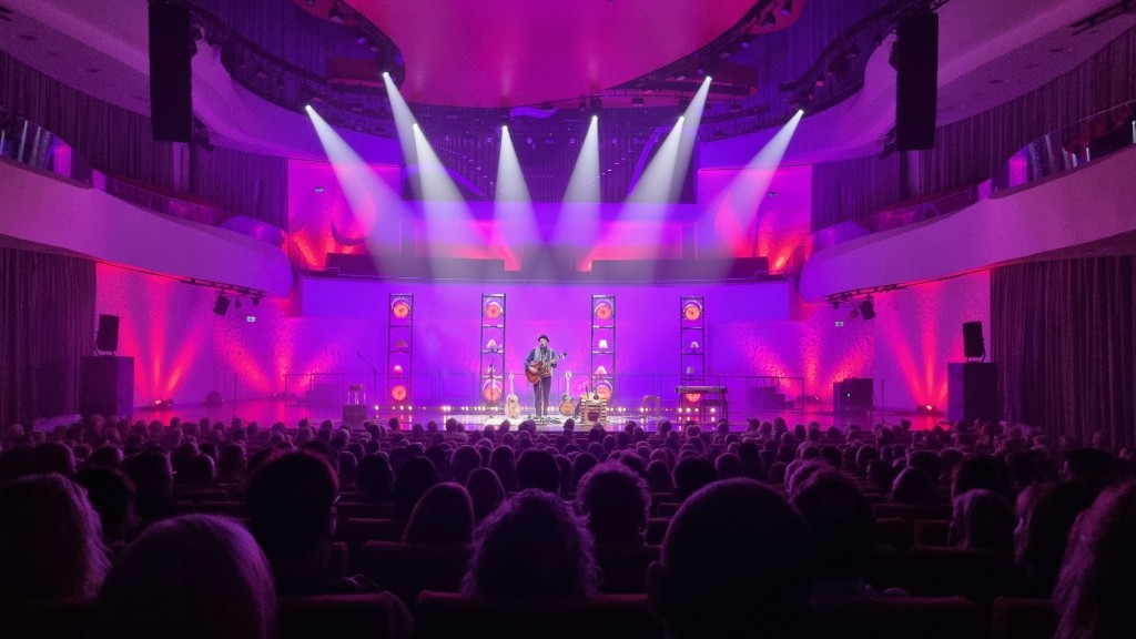 Live-koncert i sal med publikum, scene og lyssætning
